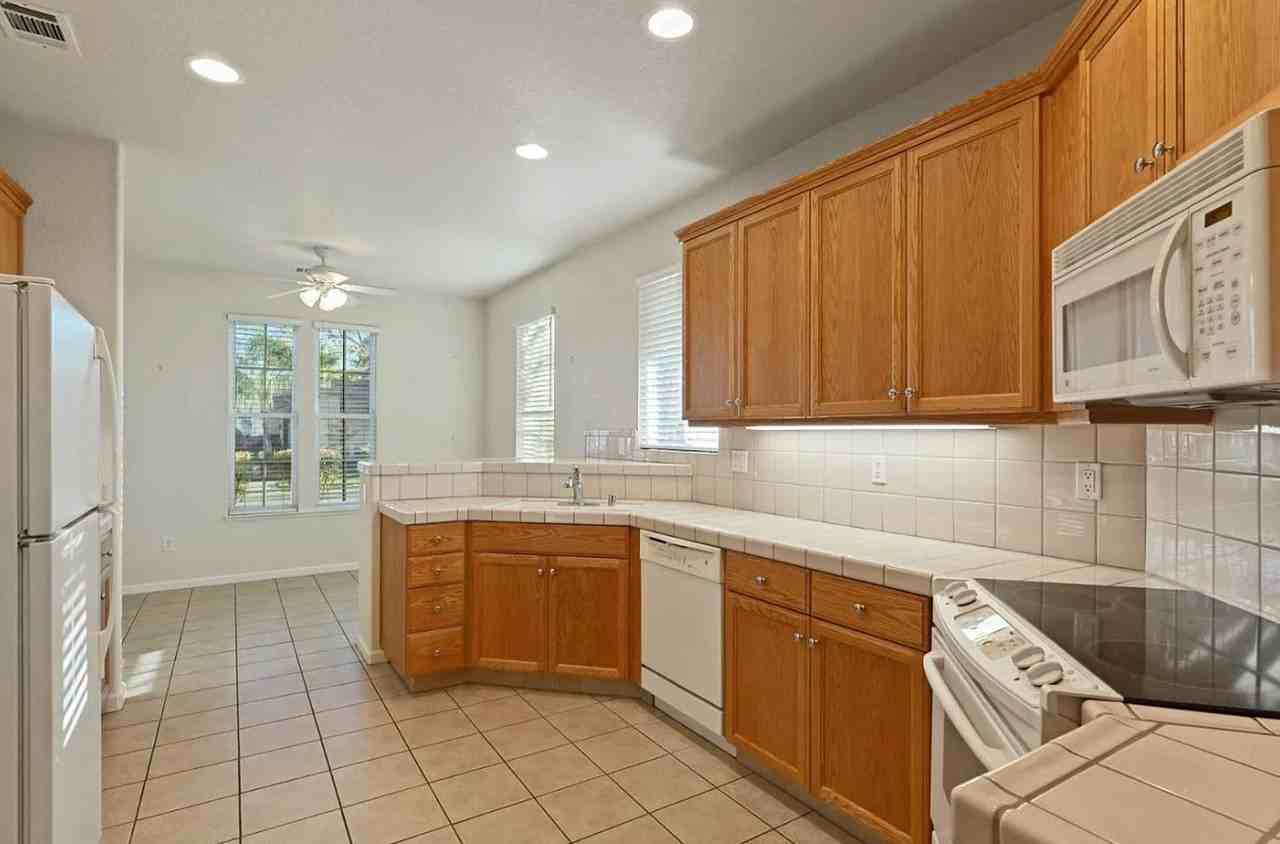 1911 Lexington Dr - Photo 6 of 32
