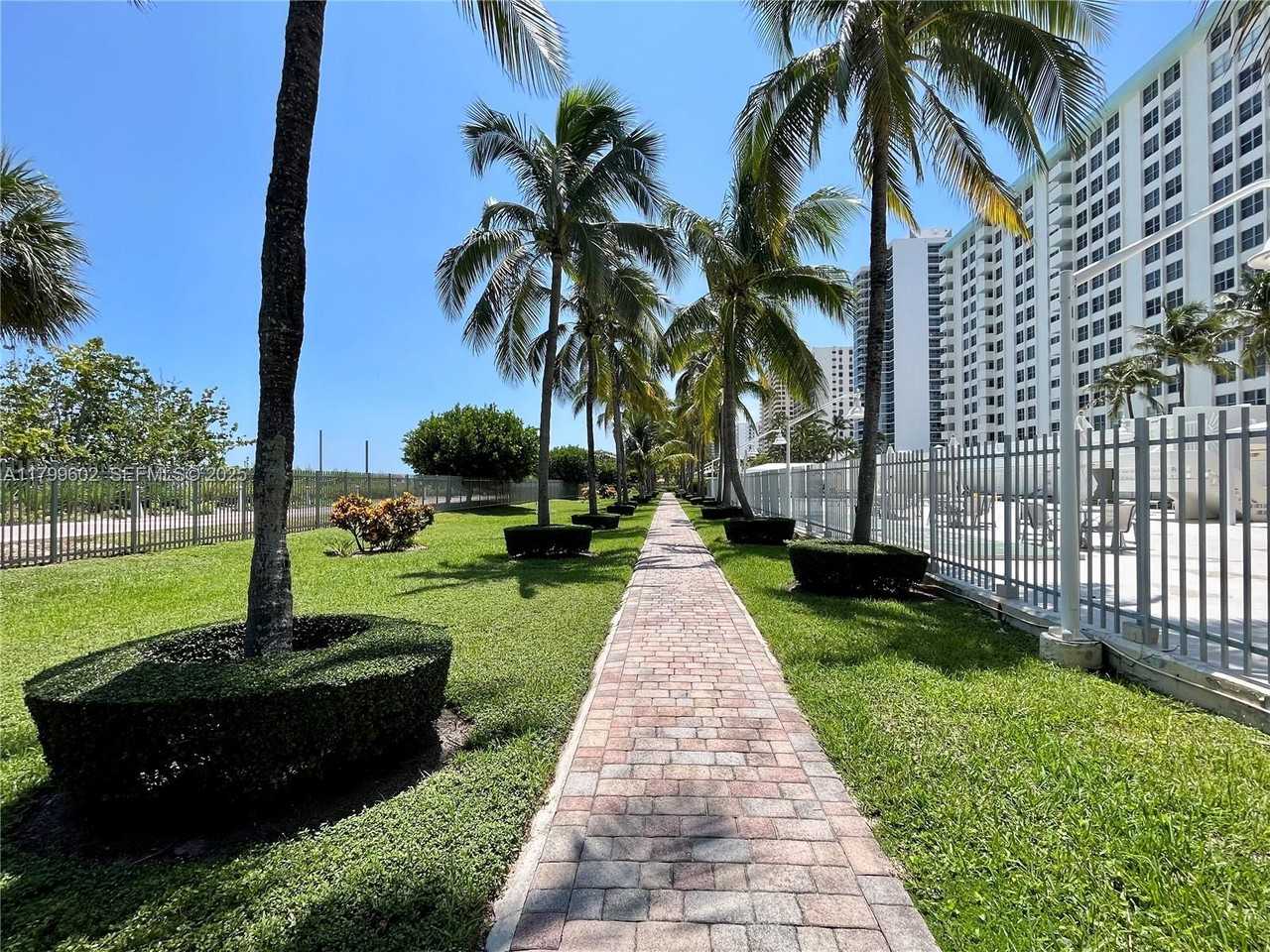 2899 Collins Avenue #1037 - Photo 7 of 33