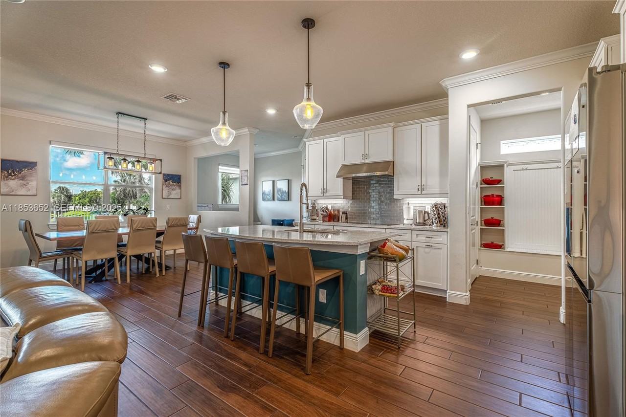 4658 Greenway Drive - Photo 5 of 52