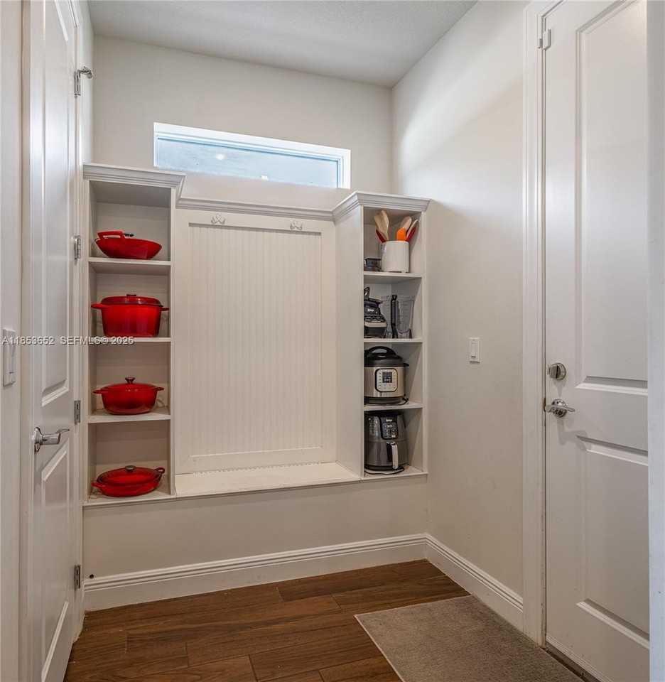 4658 Greenway Drive - Photo 6 of 52