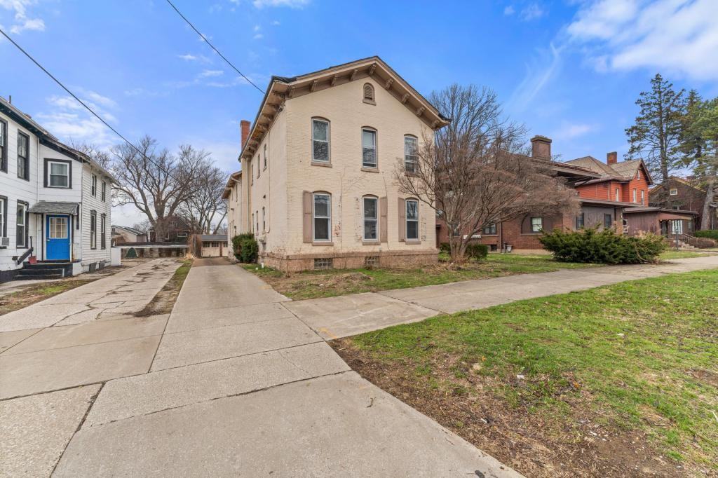 338 W 10th St #4 - Photo 7 of 41