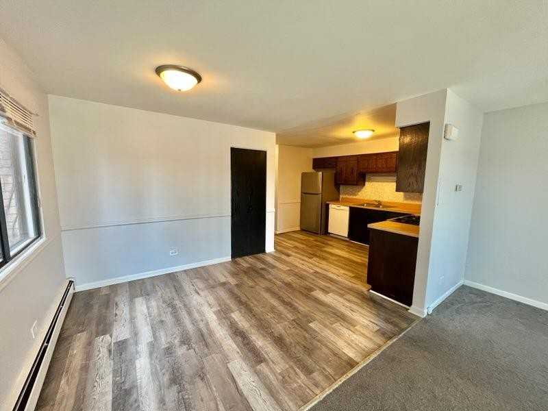 10604 S Oak Tree Dr - Photo 3 of 8