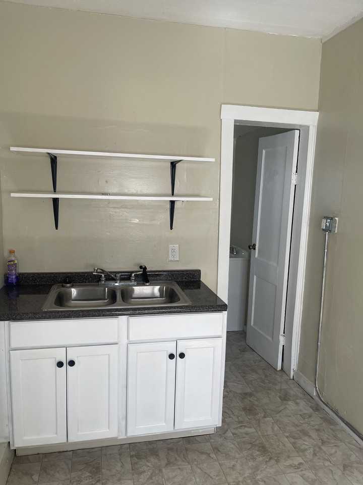 1115 9th Ave #B - Photo 5 of 7