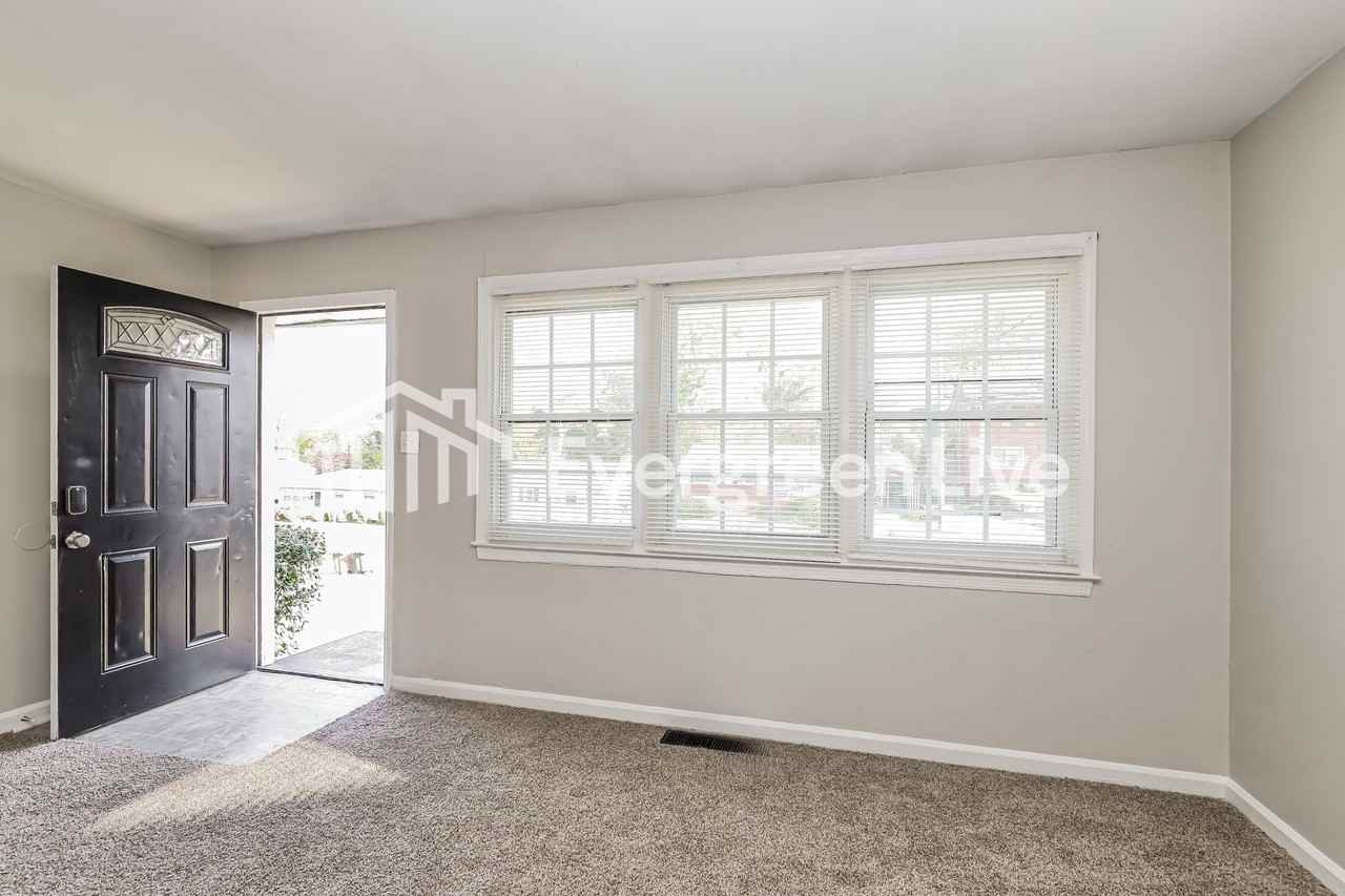 922 Stephens St - Photo 4 of 15