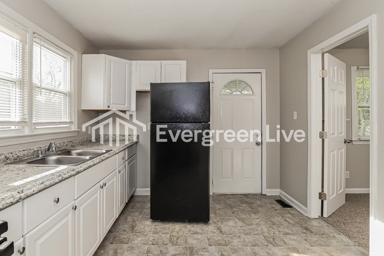 922 Stephens St - Photo 5 of 15