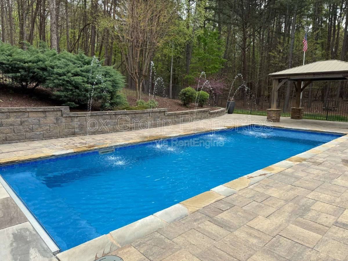 143 Greenbay Rd - Photo 2 of 9