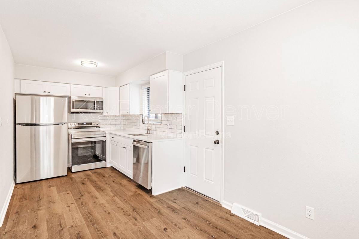 4762 S Acoma St - Photo 2 of 10