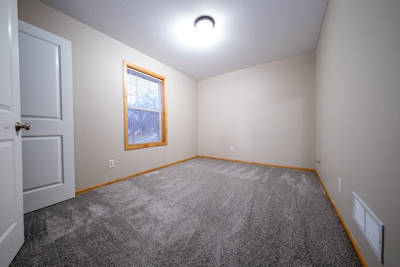 350 Stevens St W - Photo 2 of 19