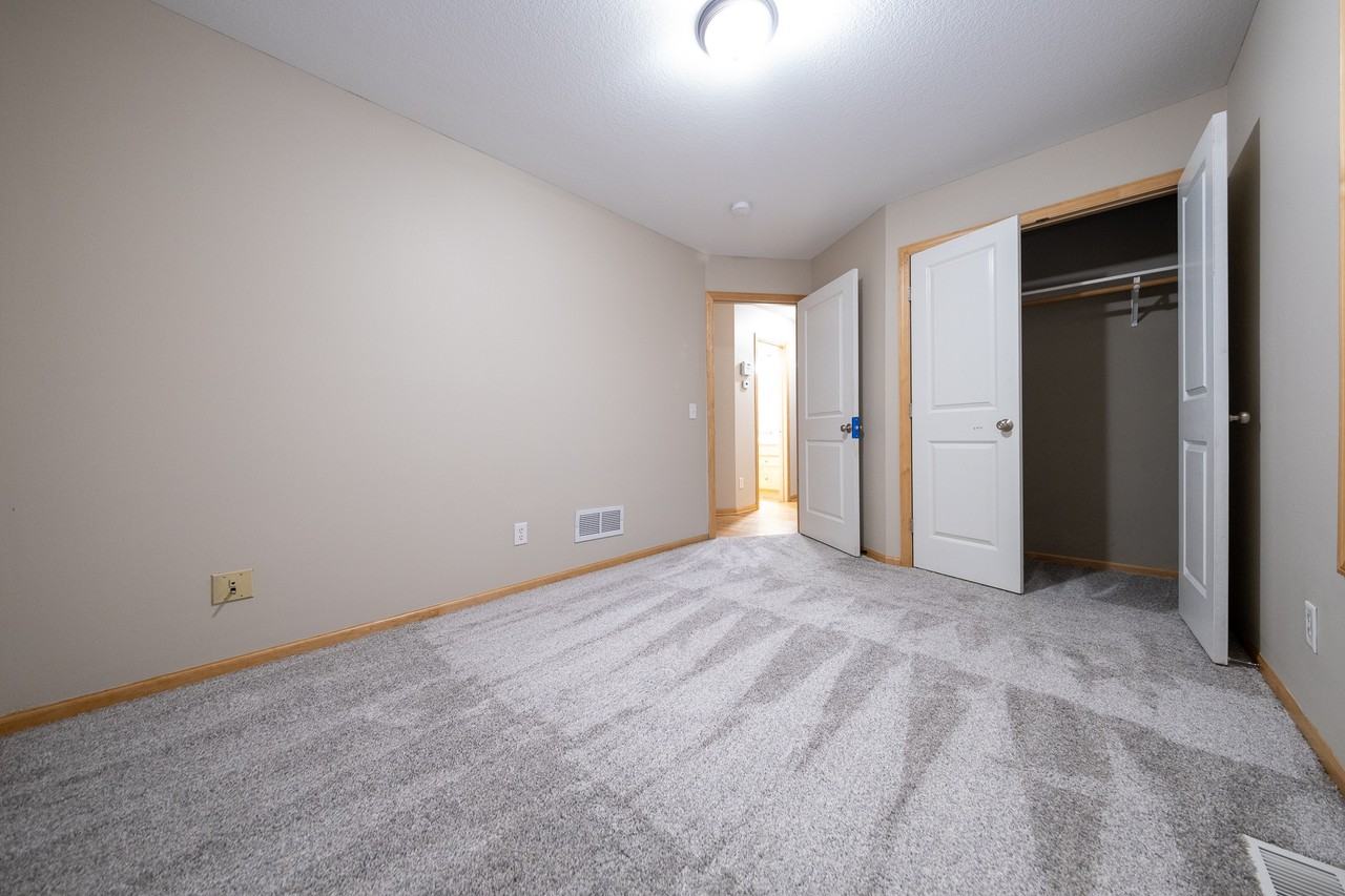 350 Stevens St W - Photo 3 of 19