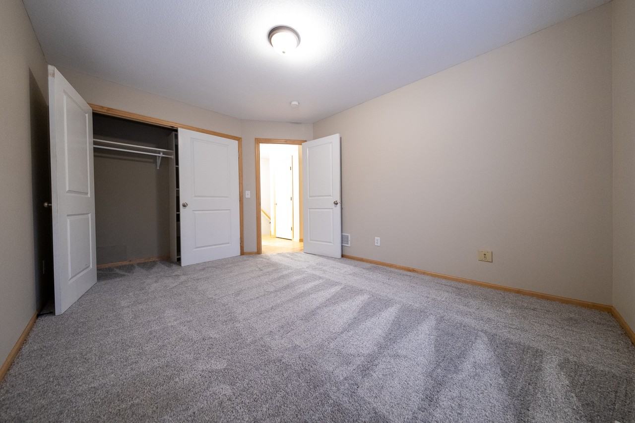 350 Stevens St W - Photo 3 of 19