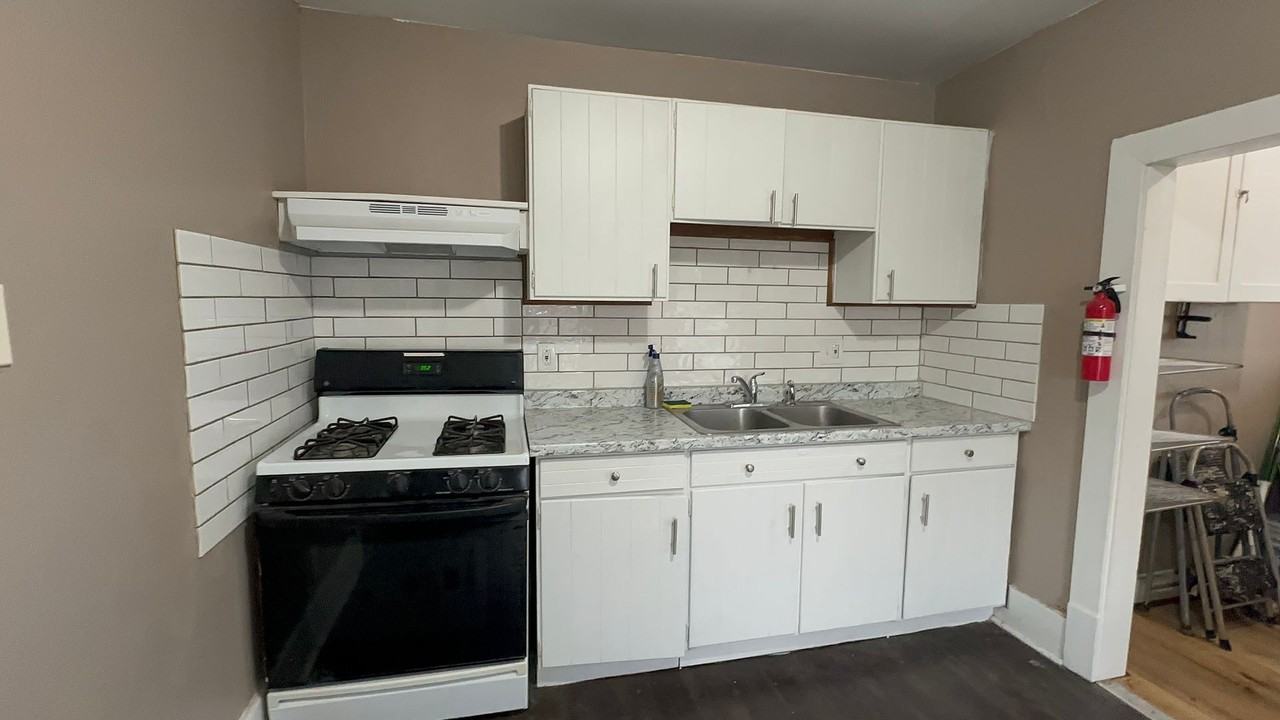 109 E Stewart Rd - Photo 7 of 15