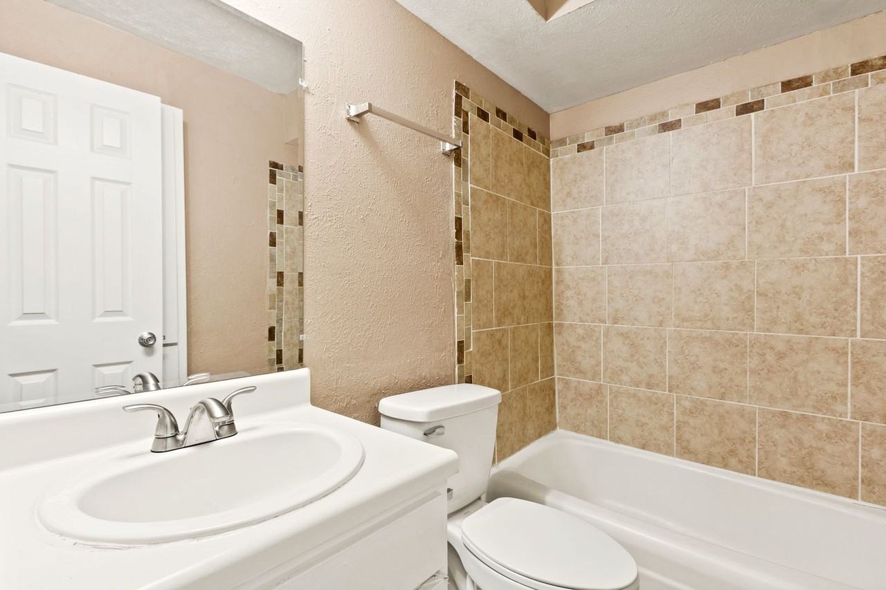 Newport Granada Apartments - Photo 4 of 50