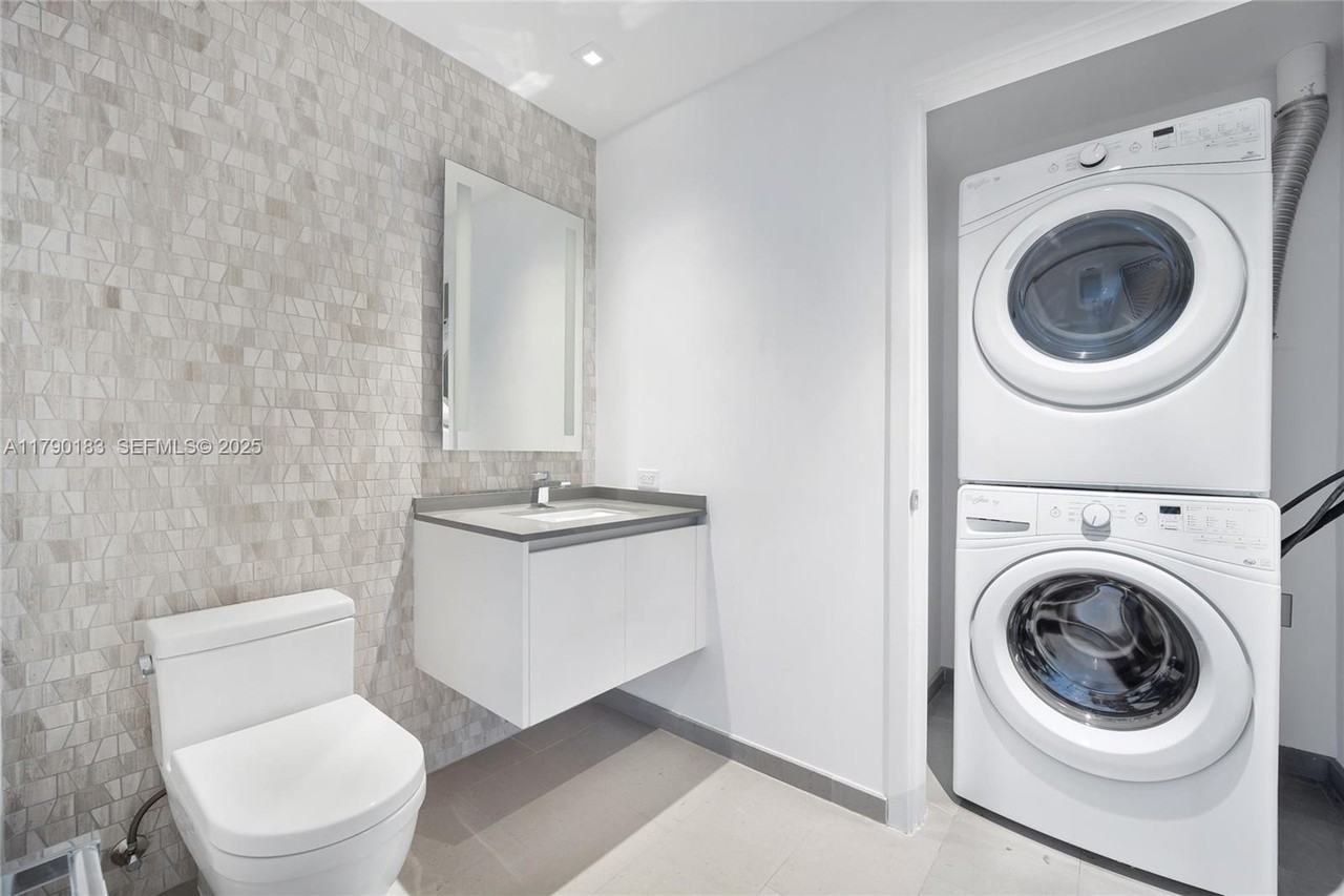 88 Southwest 7th Street #1009 - Photo 4 of 21