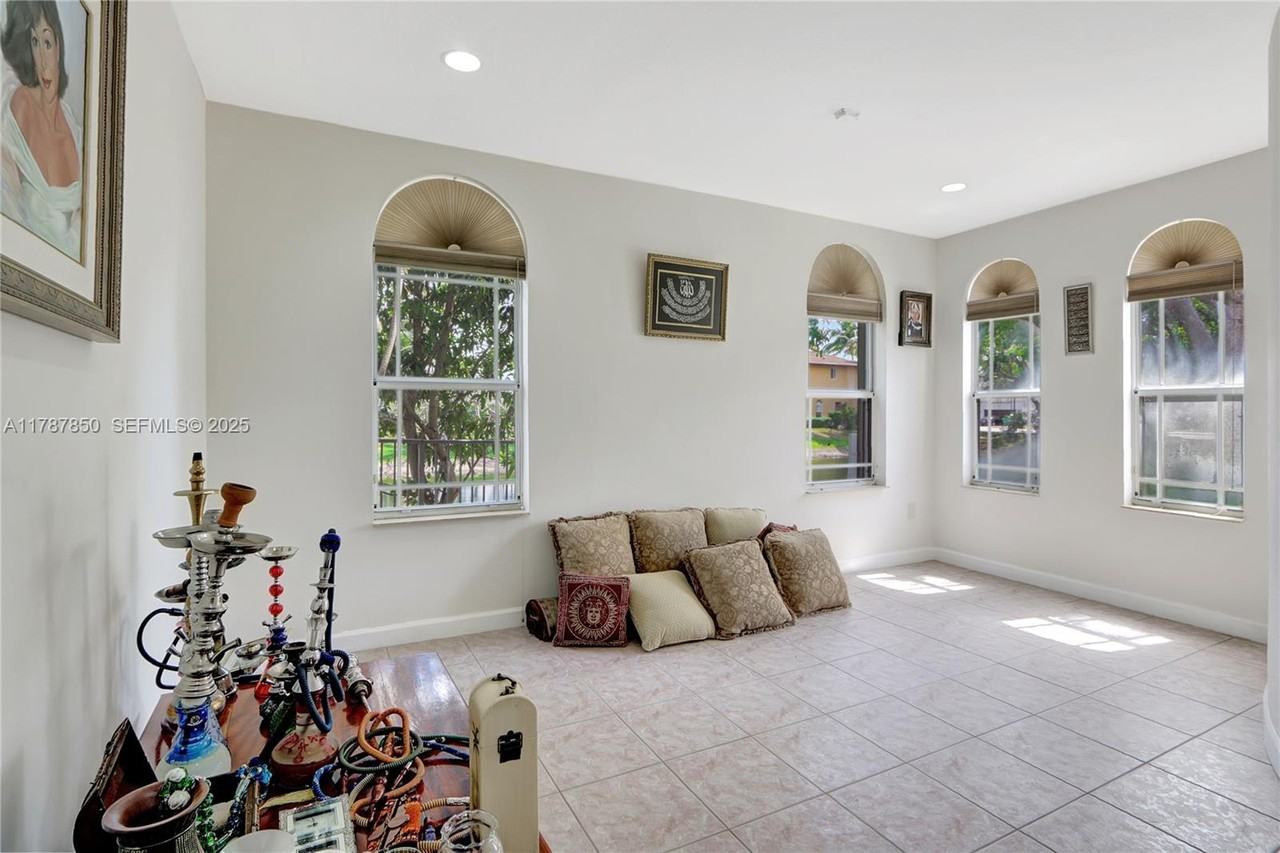 6502 Southwest 162nd Court - Photo 3 of 35