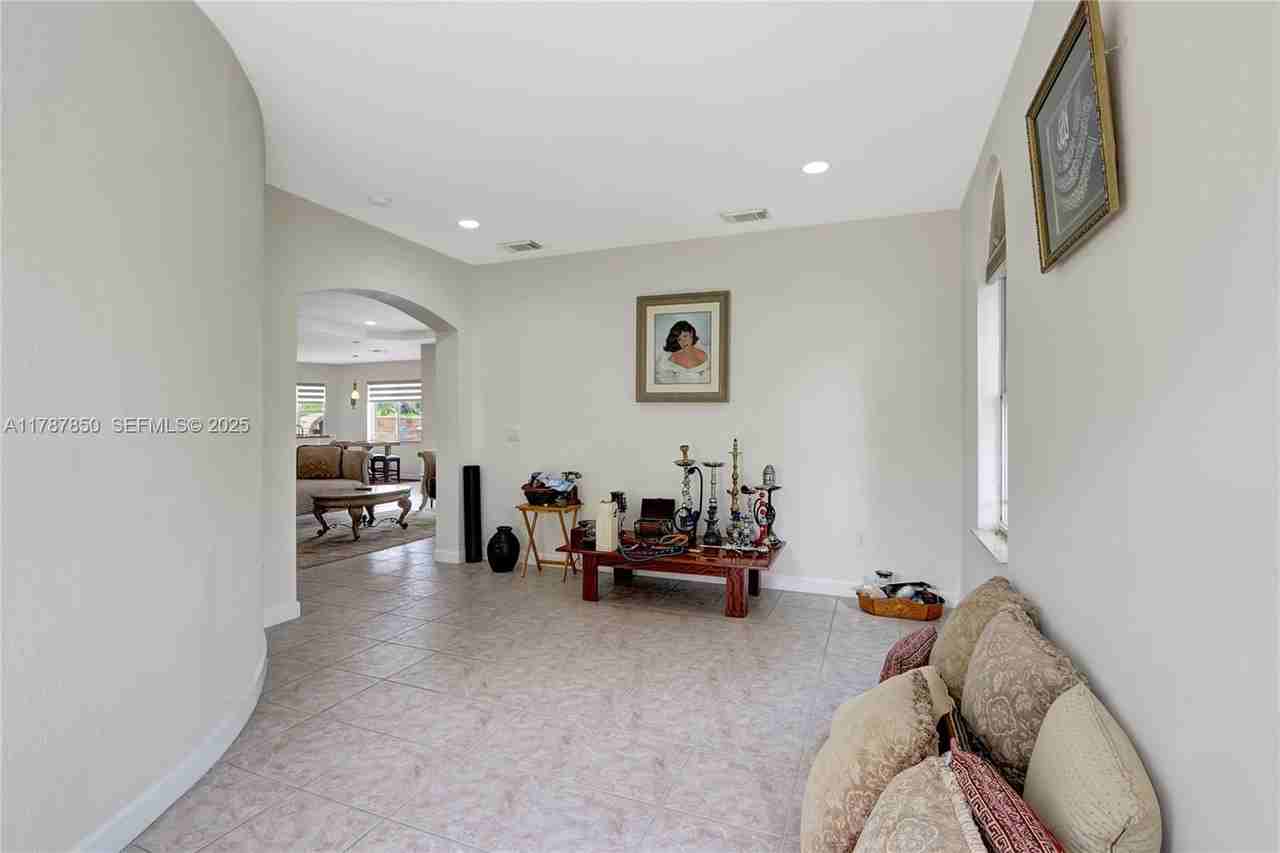 6502 Southwest 162nd Court - Photo 4 of 35