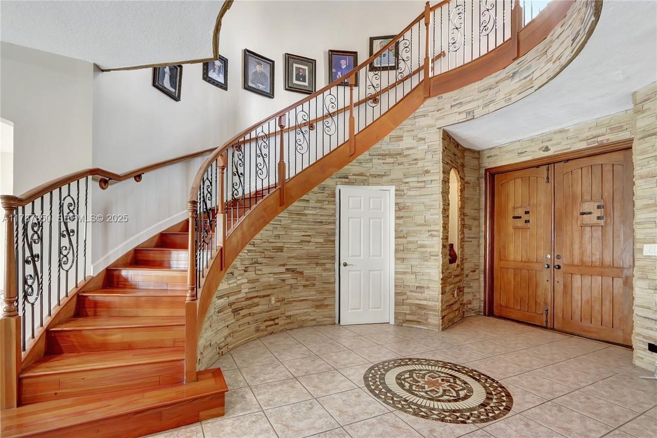 6502 Southwest 162nd Court - Photo 5 of 35