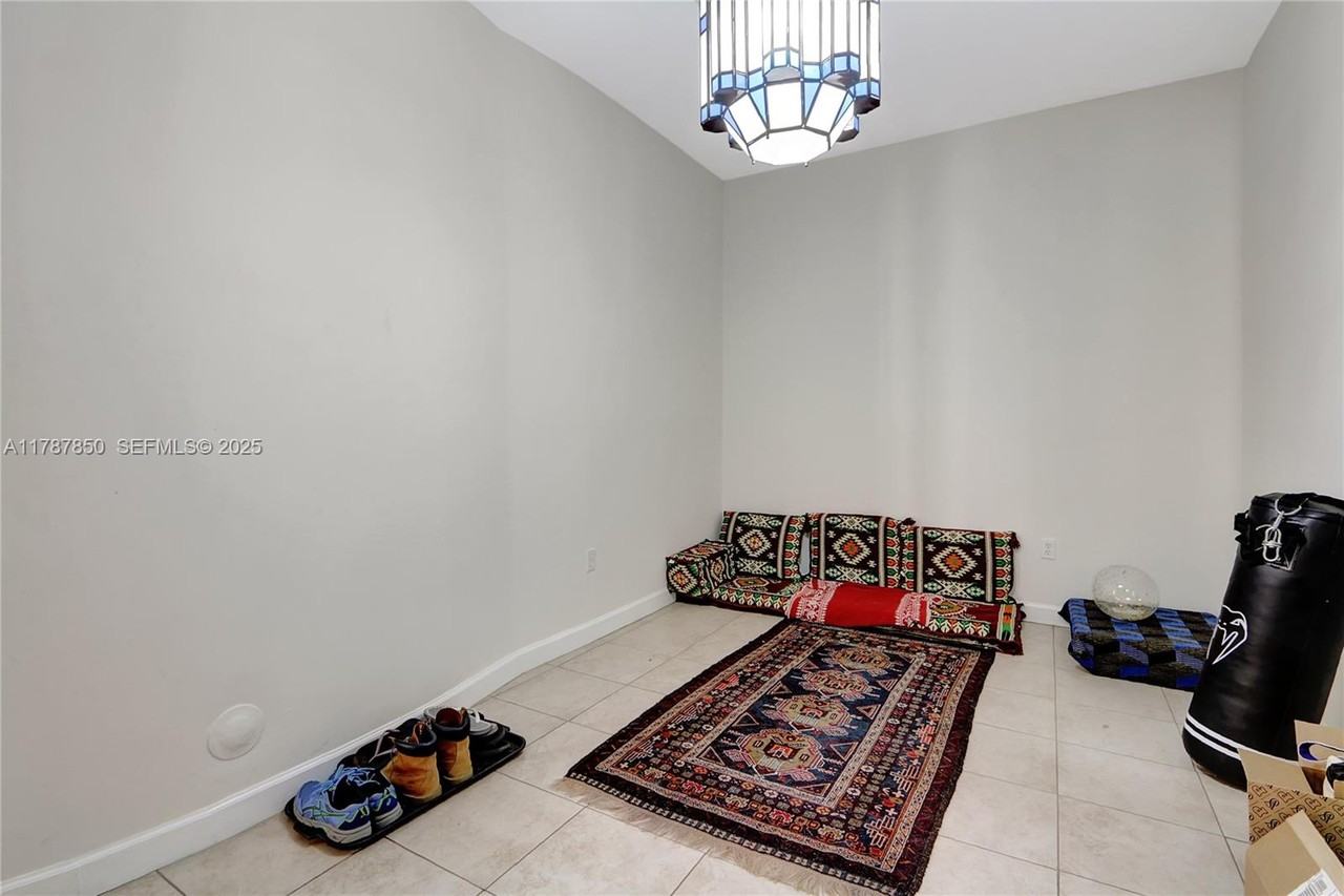 6502 Southwest 162nd Court - Photo 6 of 35