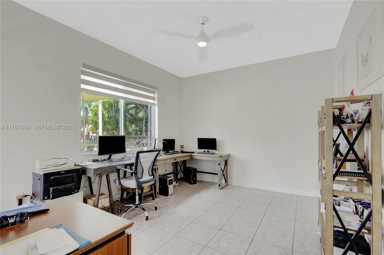 6502 Southwest 162nd Court - Photo 7 of 35