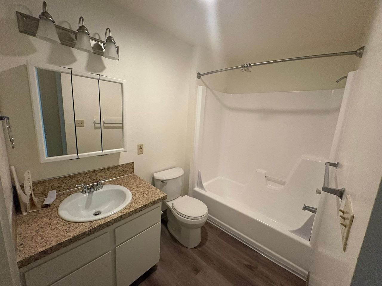 Jamestowne Plaza Apartments - Photo 6 of 10