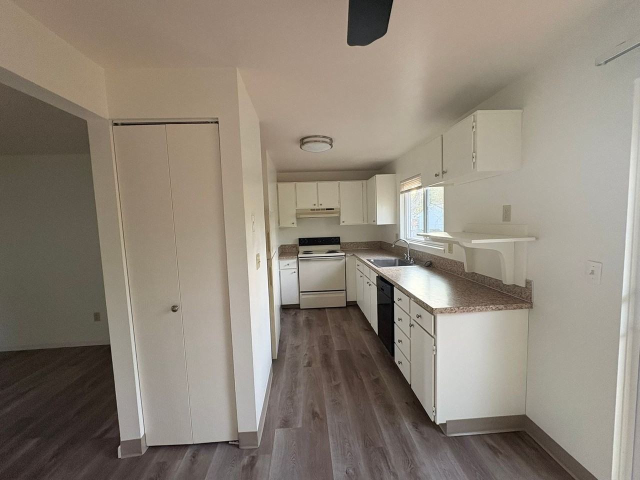 Jamestowne Plaza Apartments - Photo 4 of 10