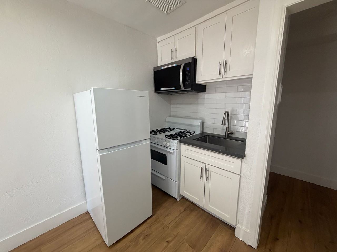 10028 San Fernando Rd - Photo 2 of 8