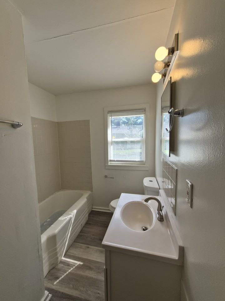 6178 Commodore Dr #6180 - Photo 5 of 12