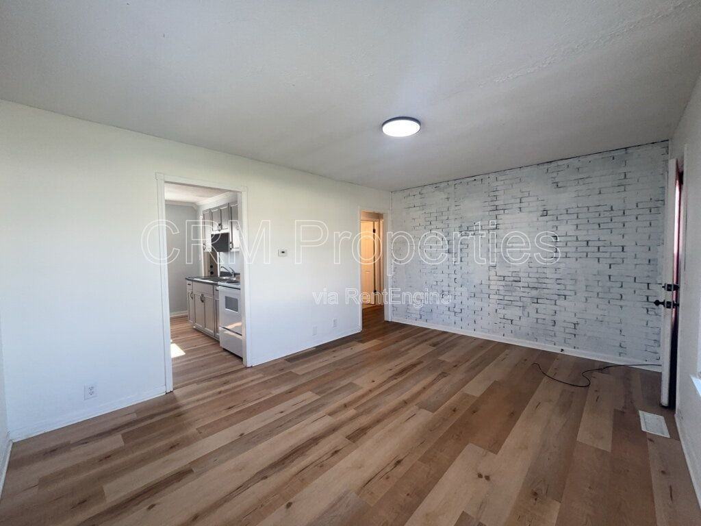 1303 S Purdum St - Photo 4 of 20