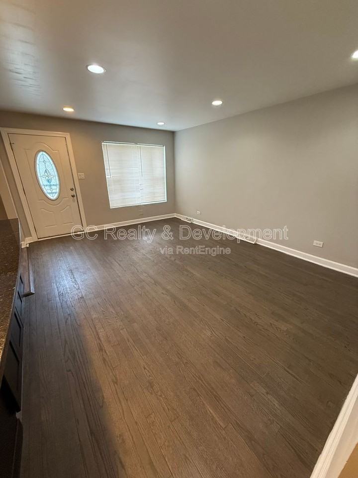 9110 S Essex Ave - Photo 2 of 14