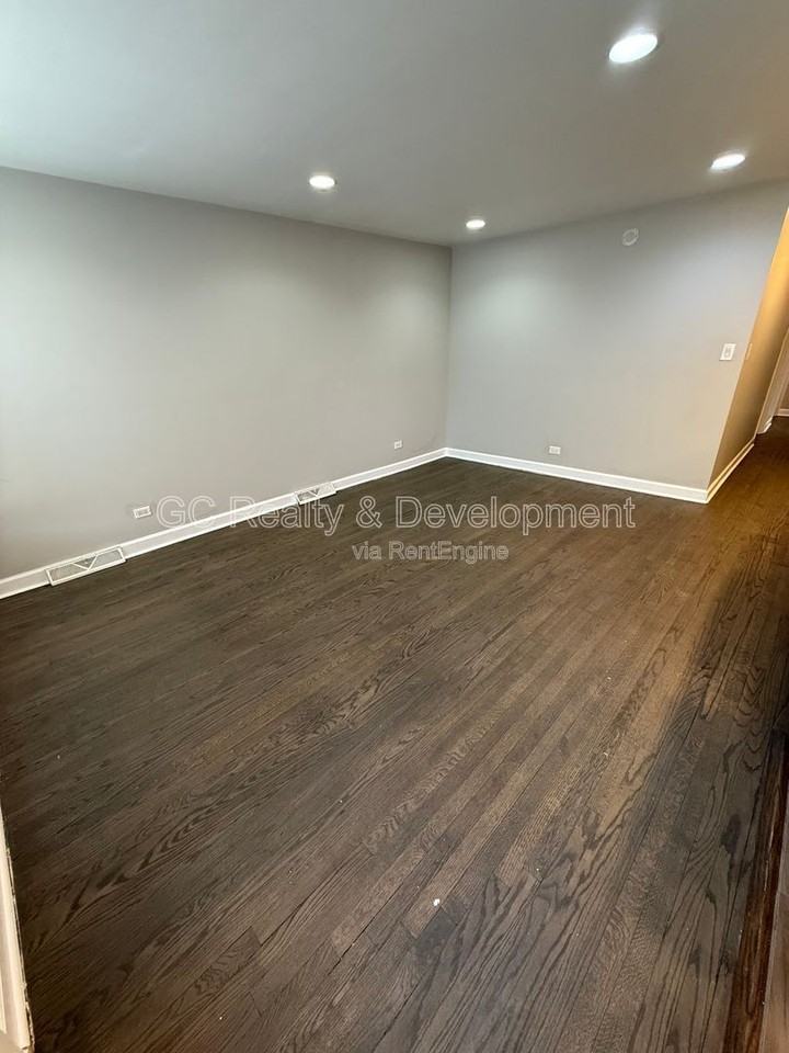 9110 S Essex Ave - Photo 3 of 14