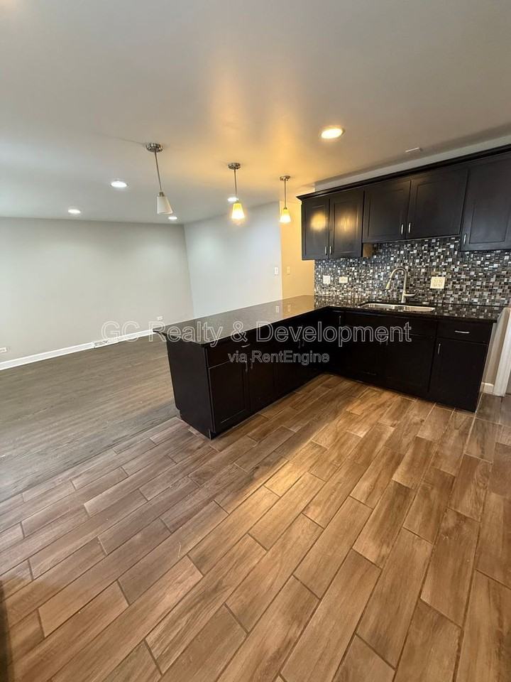 9110 S Essex Ave - Photo 4 of 14