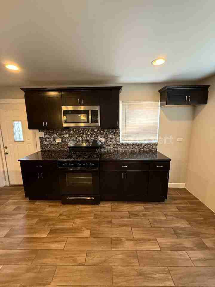 9110 S Essex Ave - Photo 5 of 14