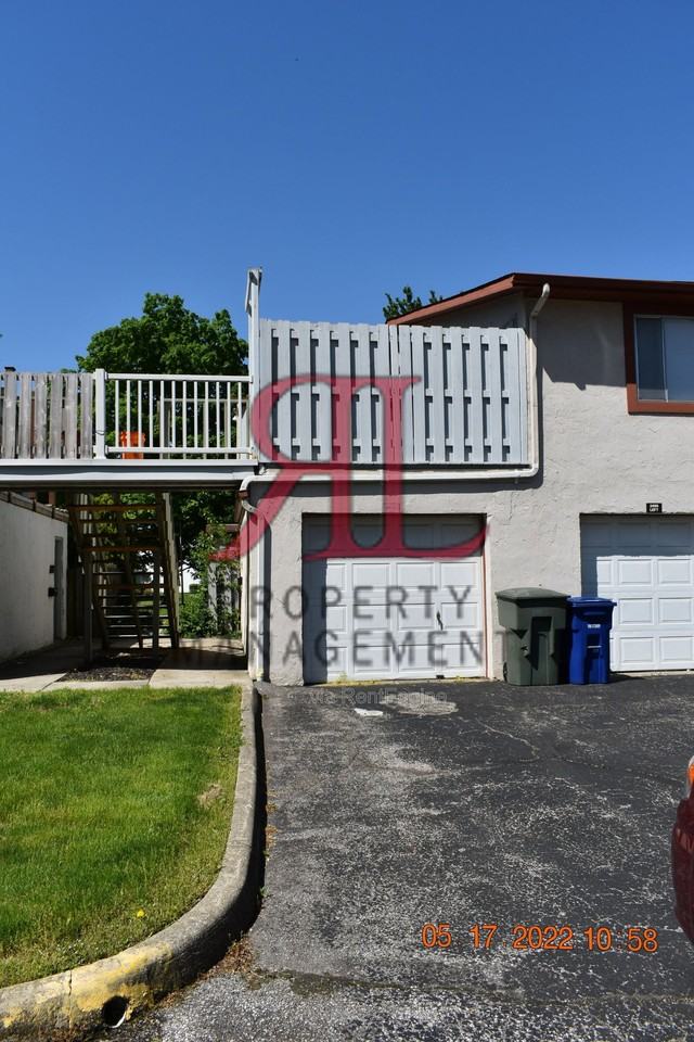 2501 Burgandy Ln - Photo 4 of 41