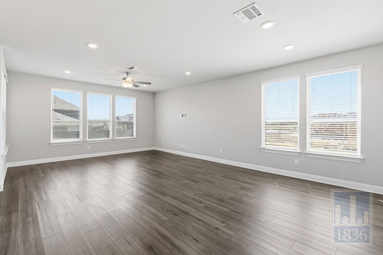 555 Purple Heart Dr - Photo 5 of 50