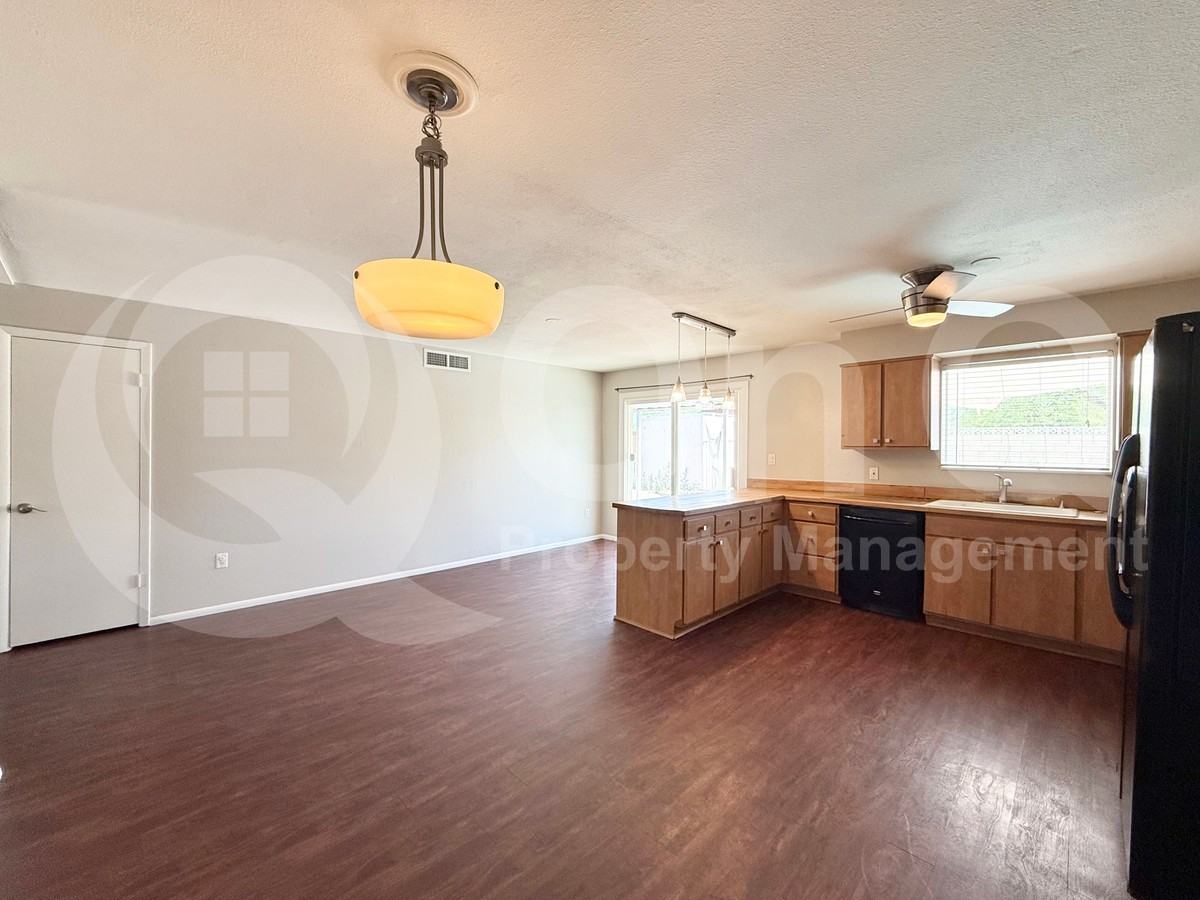 407 E Harvard Dr - Photo 5 of 21