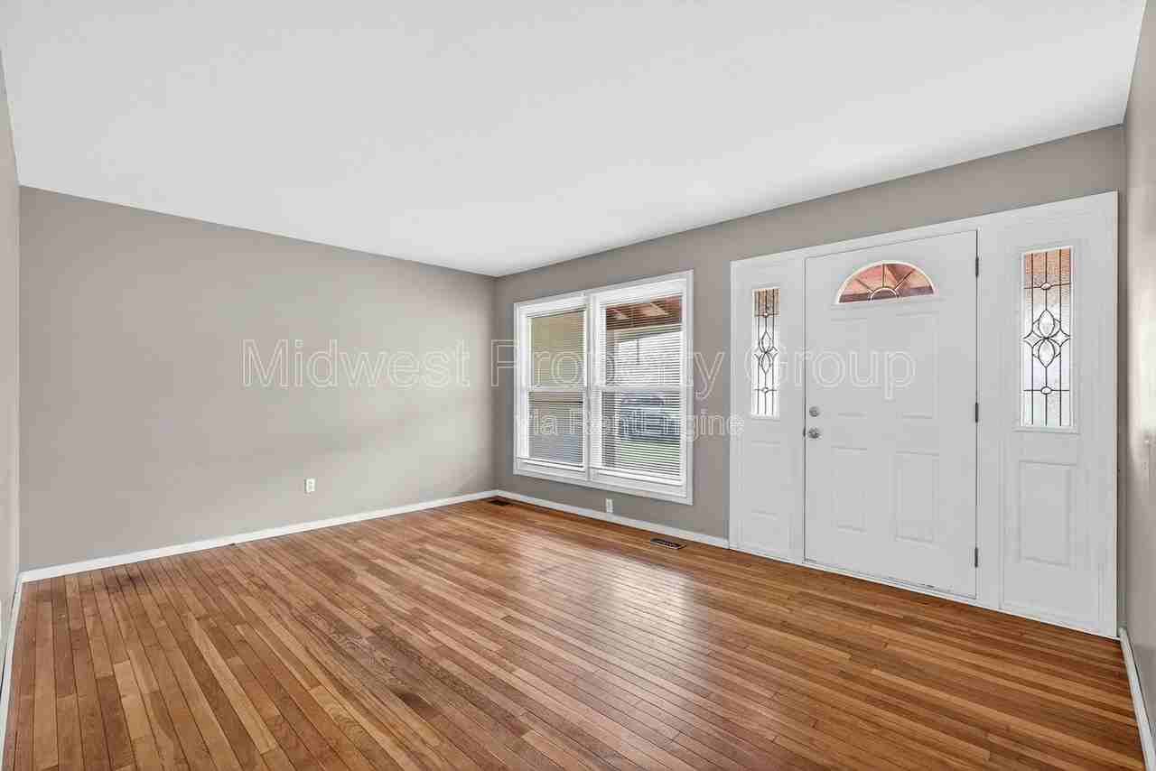 1165 Lees Ln - Photo 2 of 27