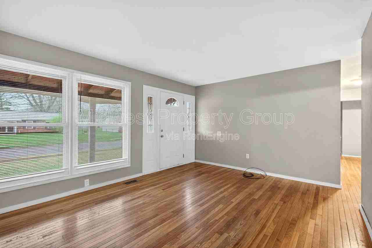 1165 Lees Ln - Photo 3 of 27