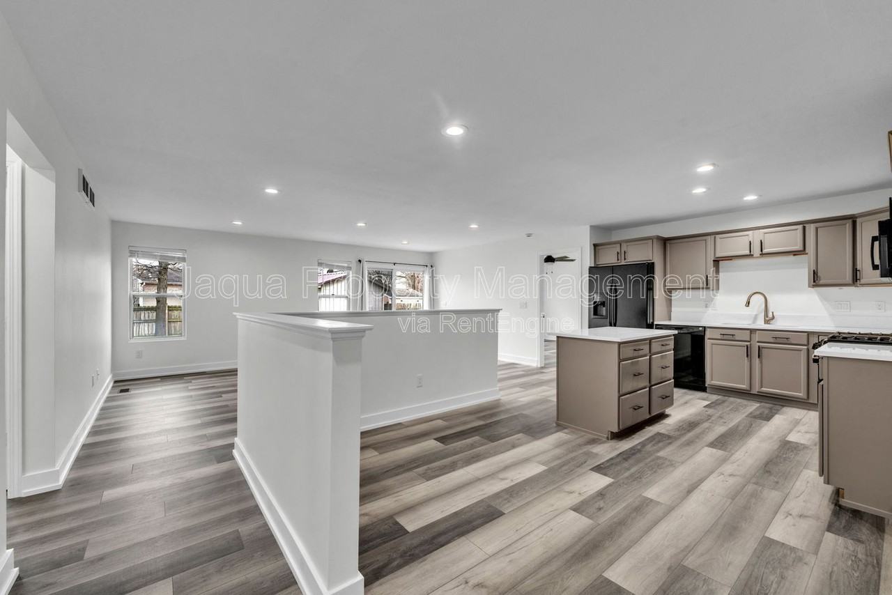 4715 Marcel Ave - Photo 4 of 34