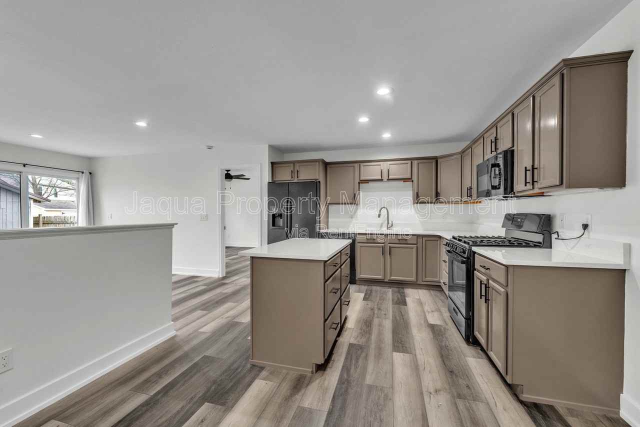 4715 Marcel Ave - Photo 5 of 34