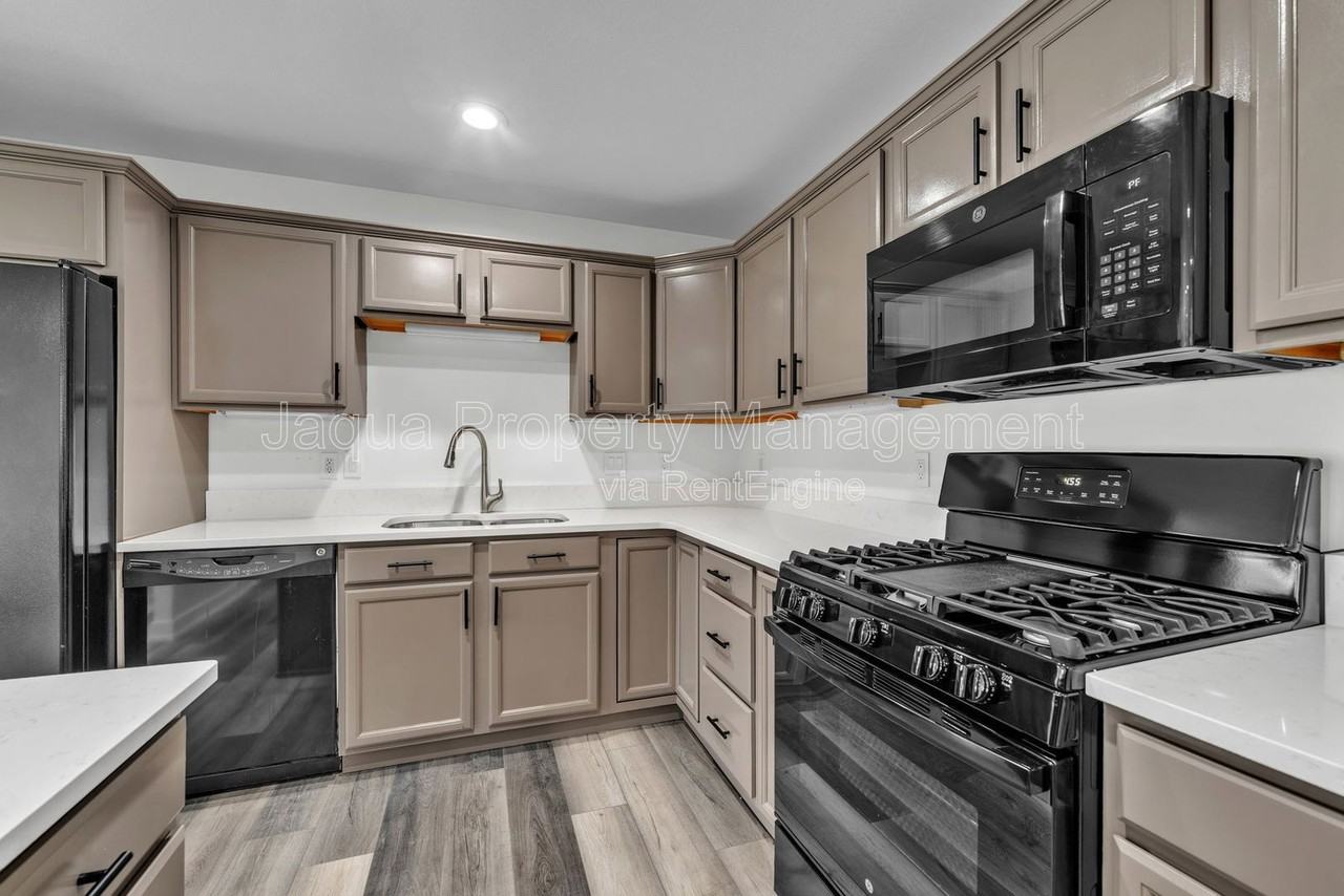 4715 Marcel Ave - Photo 6 of 34