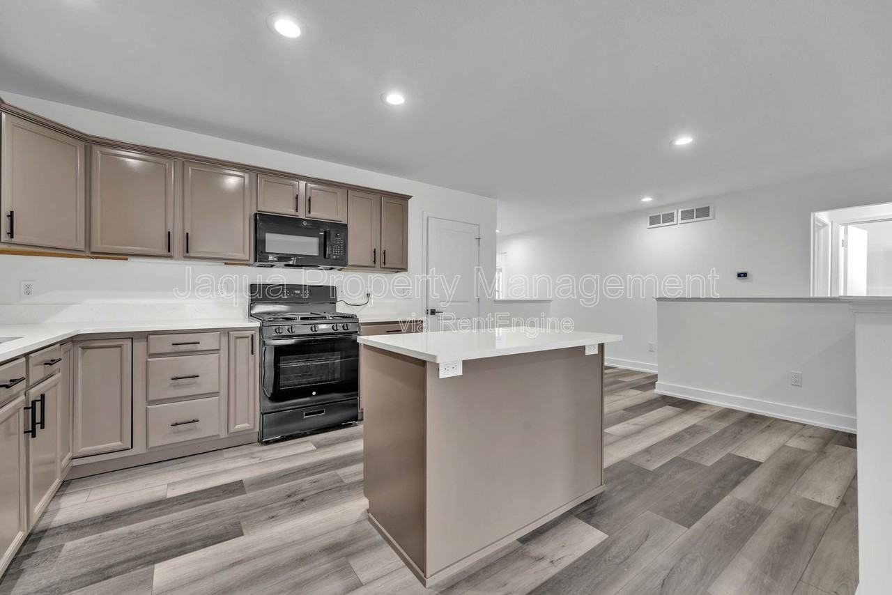 4715 Marcel Ave - Photo 7 of 34