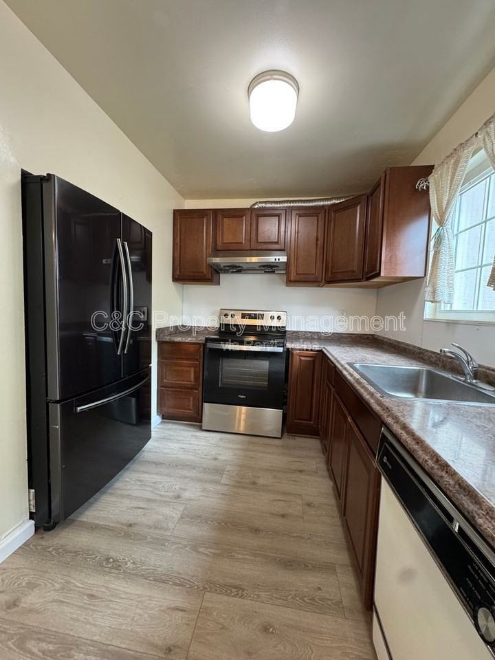 1221 Pine Creek Way #G - Photo 3 of 5