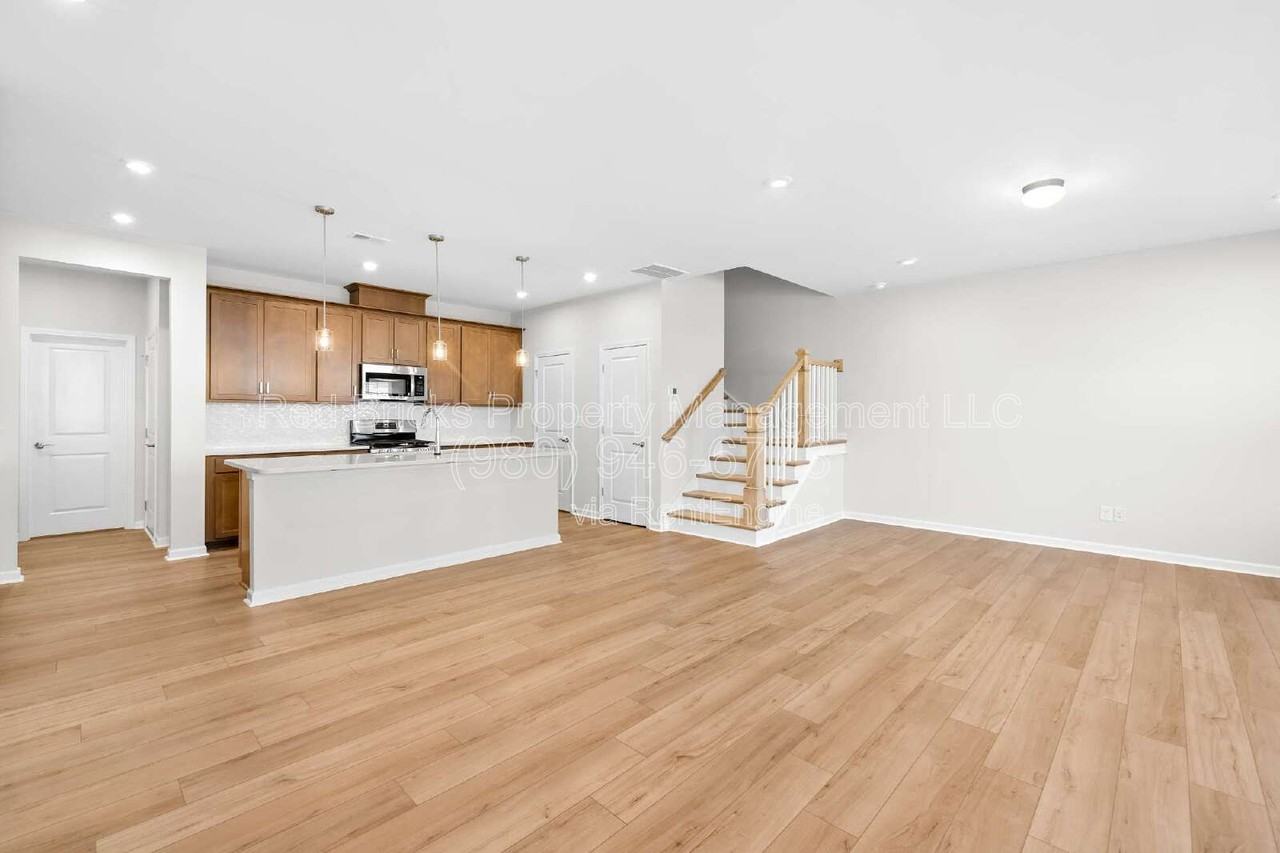 8924 Connover Hall Avenue - Photo 4 of 24