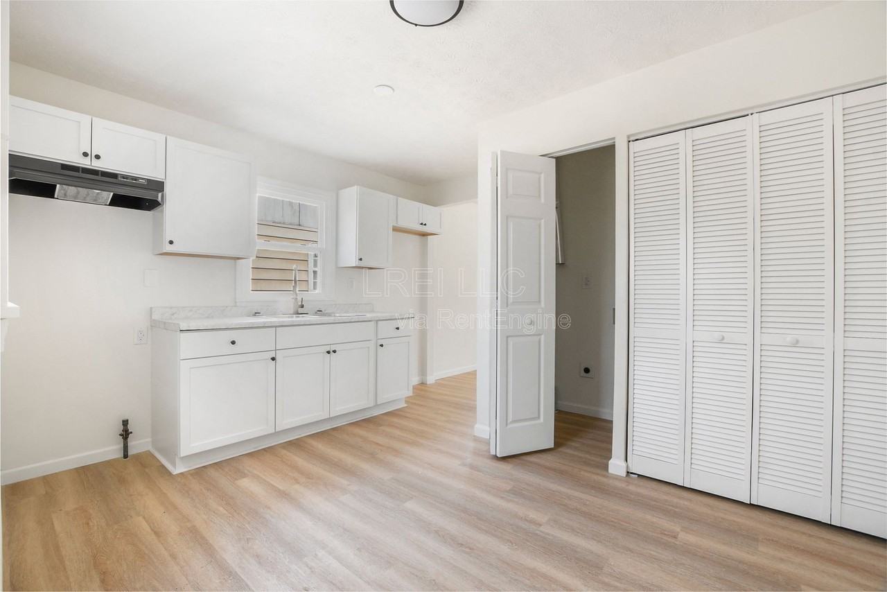 320 N 36th St - Photo 3 of 11