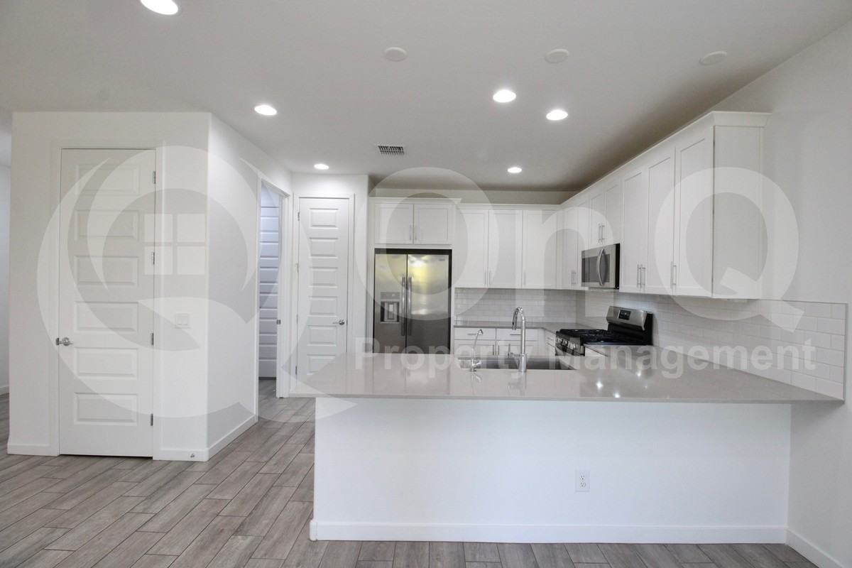 8923 W Solano Dr - Photo 2 of 32