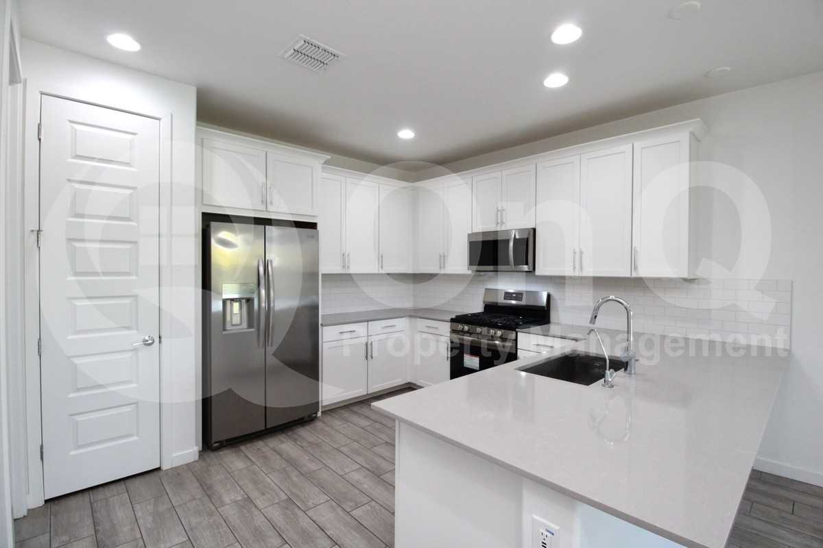 8923 W Solano Dr - Photo 3 of 32