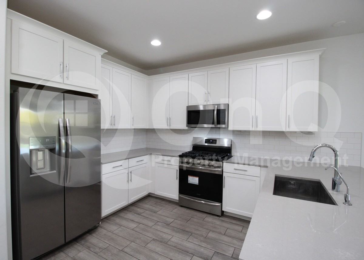 8923 W Solano Dr - Photo 4 of 32