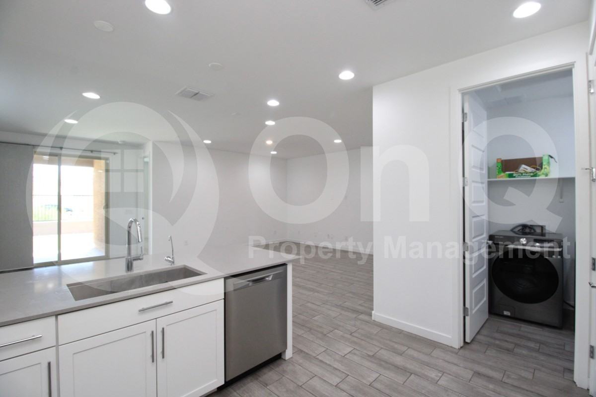 8923 W Solano Dr - Photo 6 of 32