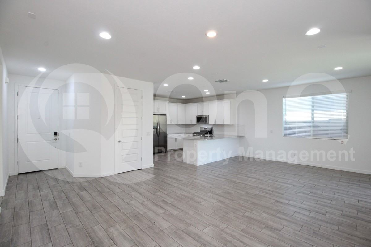8923 W Solano Dr - Photo 7 of 32