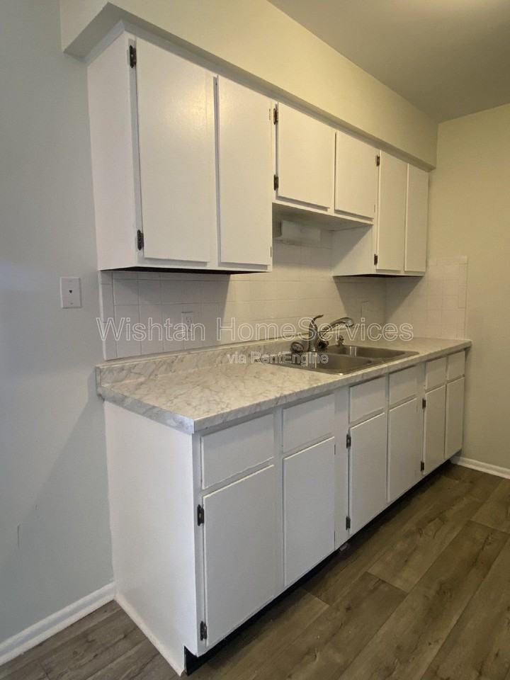 202 N Charleston Blvd #1 - Photo 4 of 18