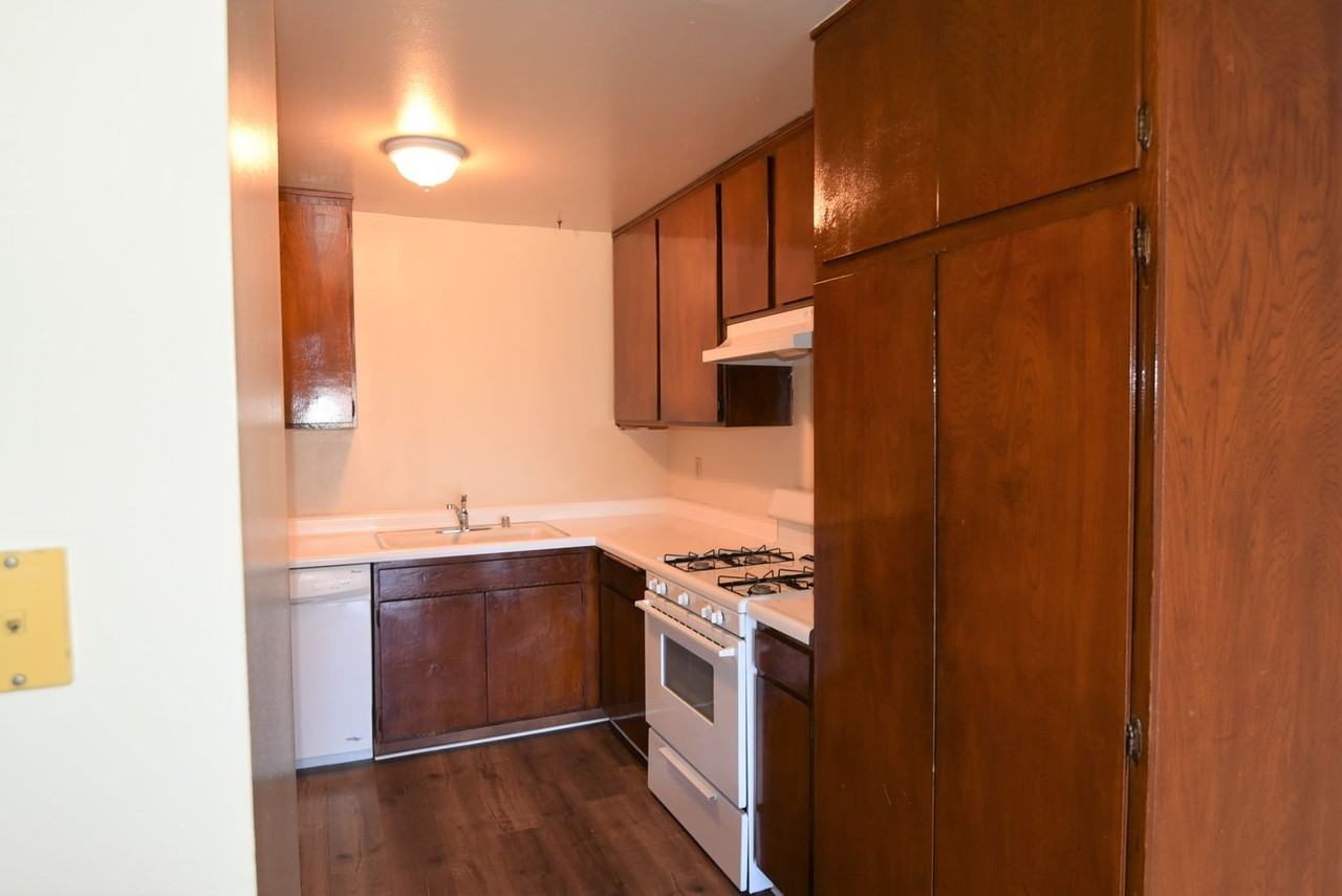 518 E. CYPRESS - Photo 3 of 13